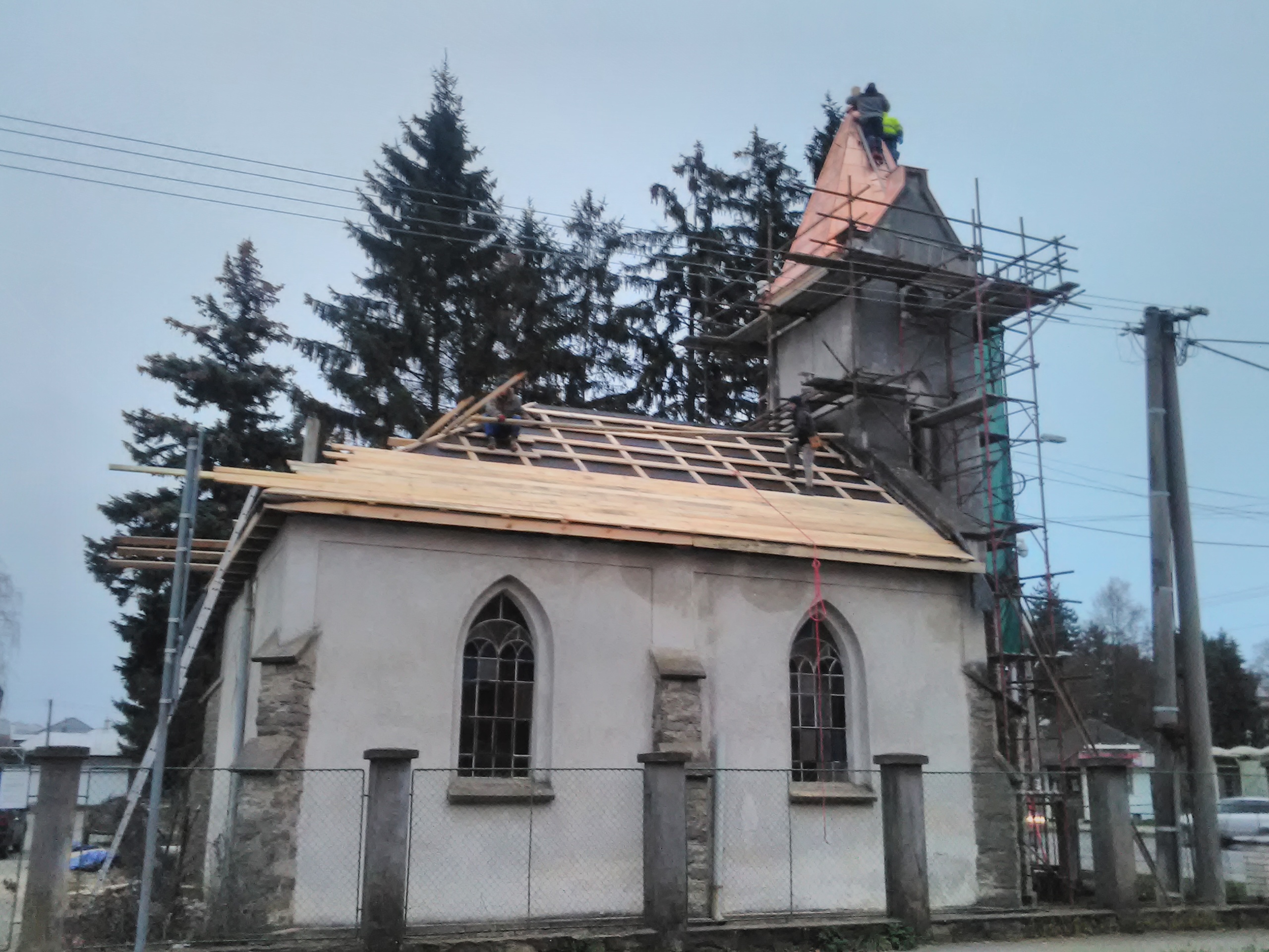 Na fotografii je vyobrazená renovácia strechy kostola spoločnosťou Gustav Širaj - GUIN / Strechy a Gabiony - GUIN v meste Vranov nad Topľou. Slovensko